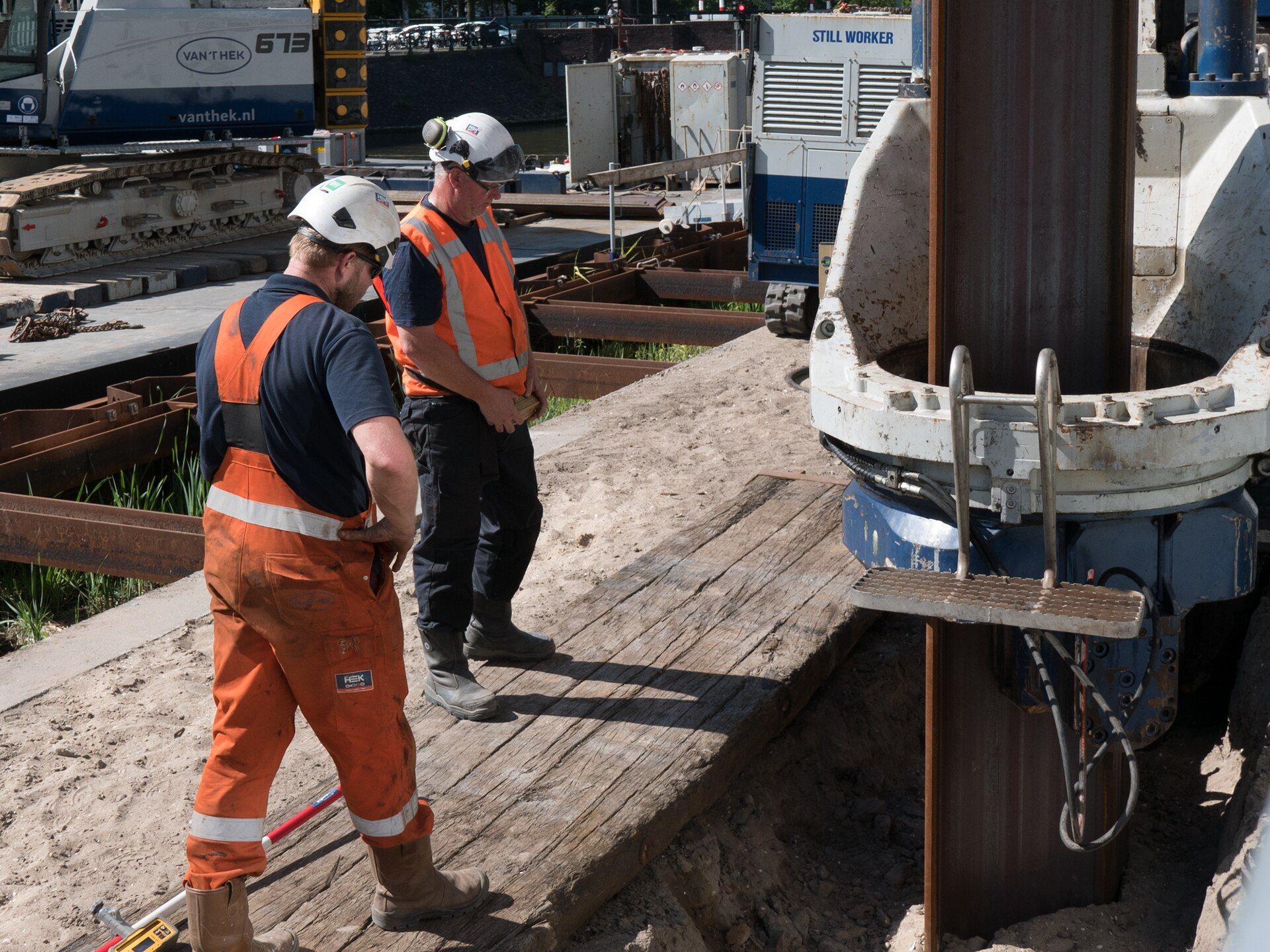 Equipo de obra supervisando trabajos de cimentación